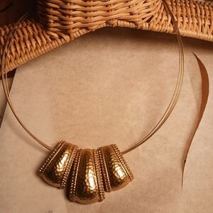 JONES New York Gold Toned Y2K Statement Necklace Hammered TEXTURE WIRE